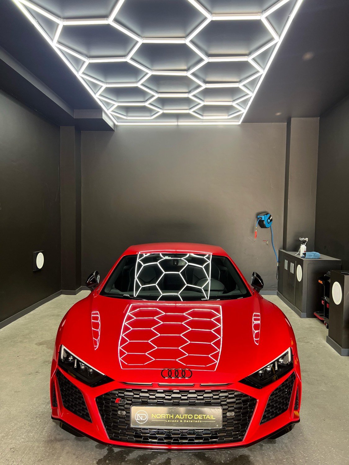 Audi R8 rojo en el estudio de North