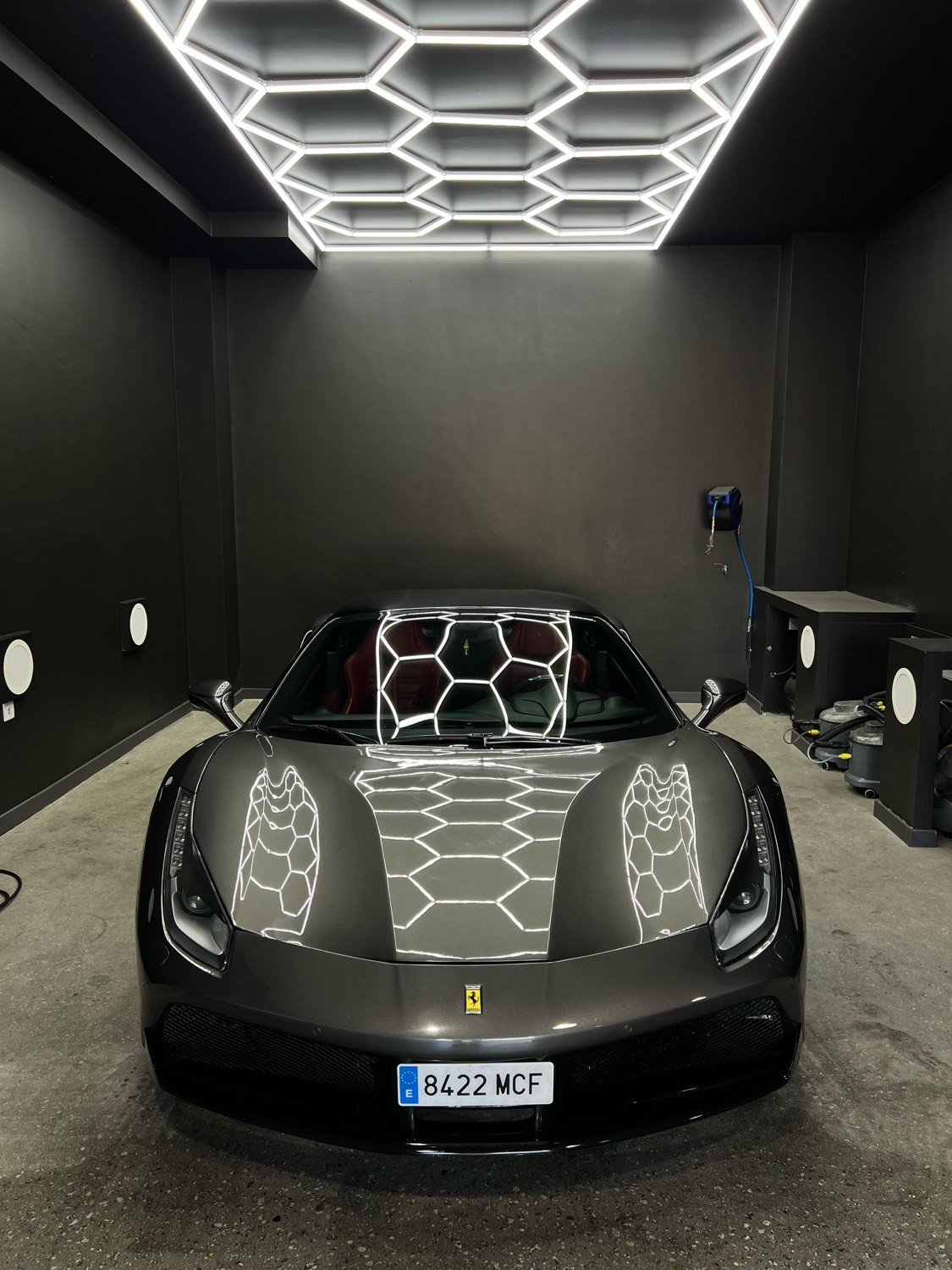 Ferrari 488 gris tras corrección y cerámica
