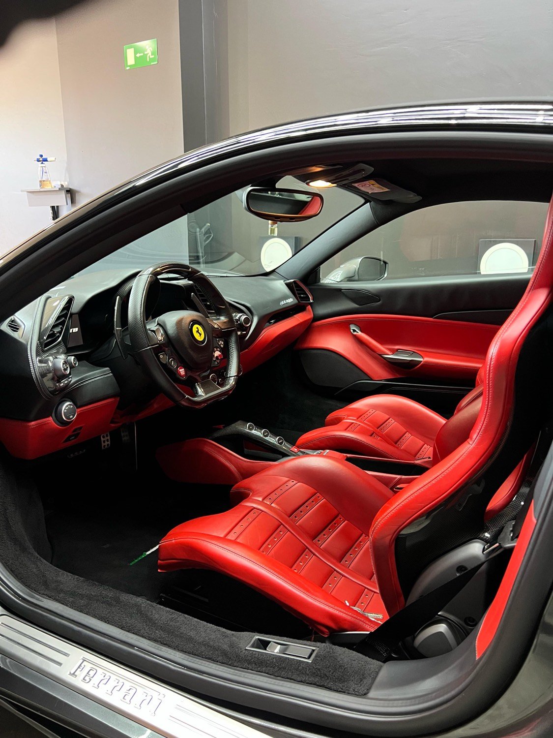 Interior rojo de Ferrari 488