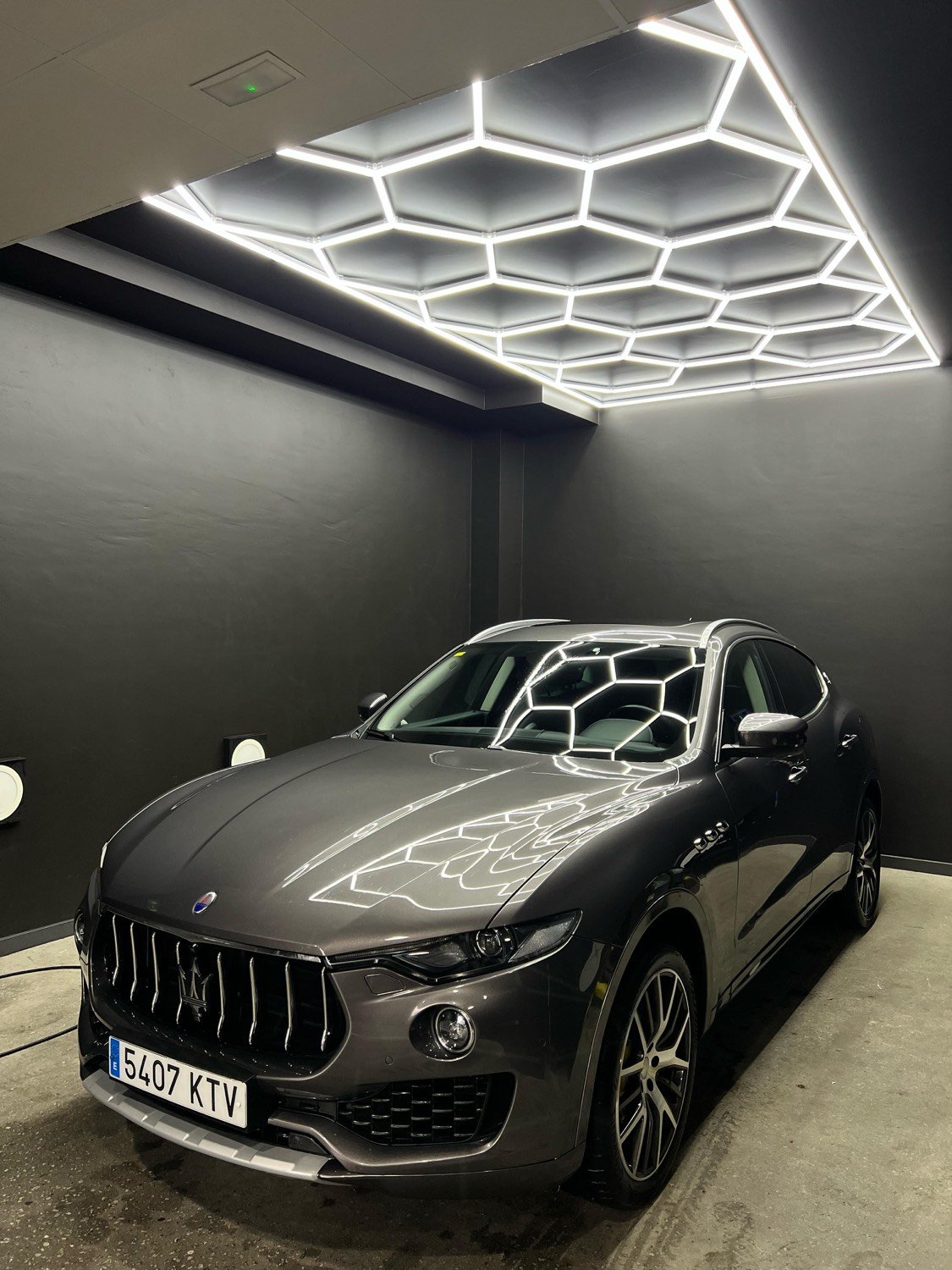 Maserati Levante gris detallado