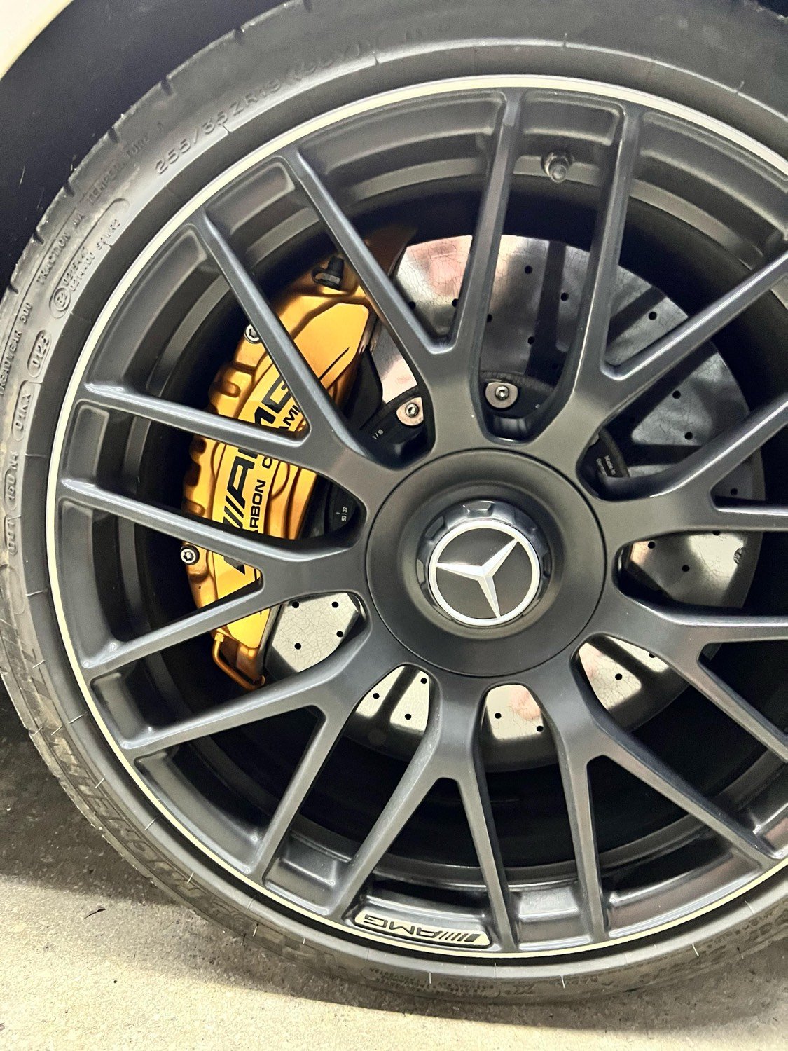 Mercedes-AMG AMG · Frenos — Detalle de llanta y freno