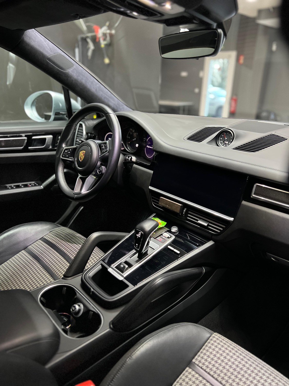 Interior de Porsche Cayenne GTS detallado