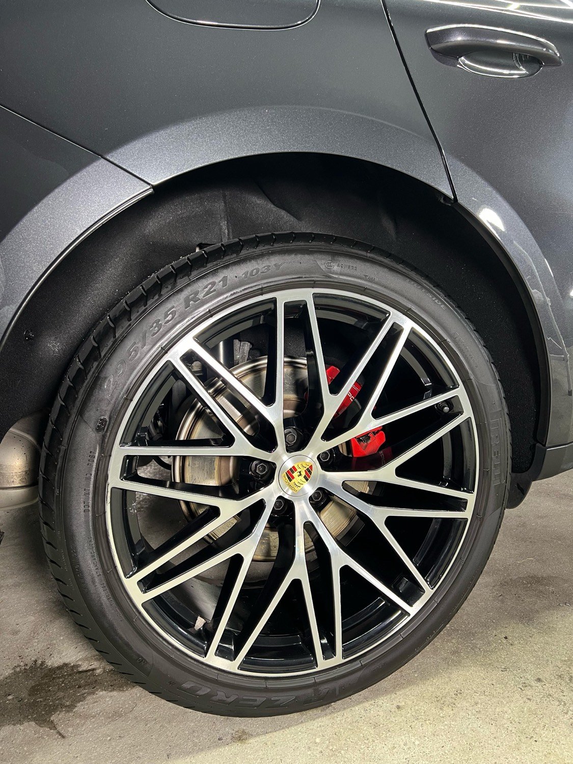 Detalle de llanta y freno descontaminado de Porsche